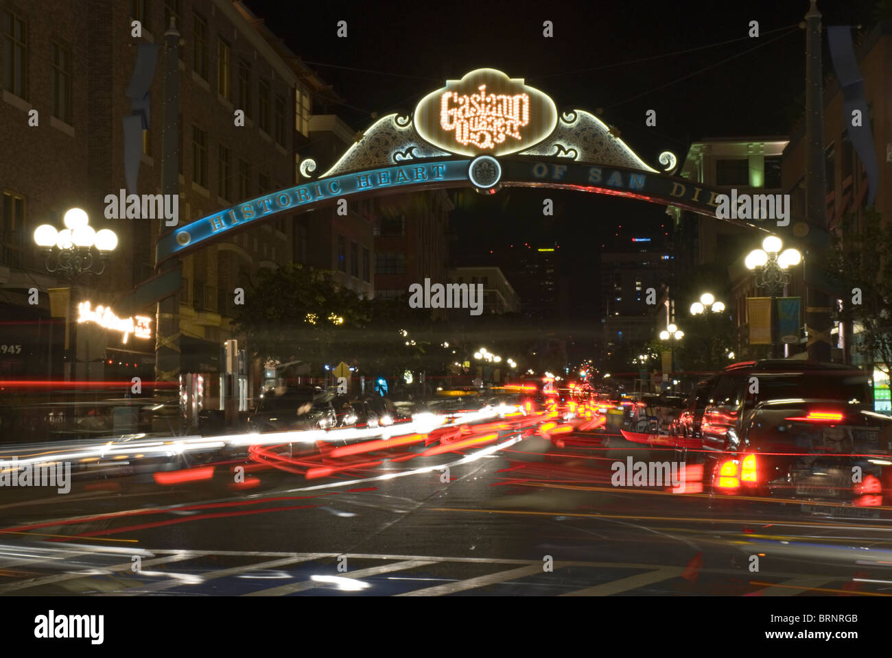 Der Eingang zum Gaslamp Quarter in San Diego, Kalifornien, USA - gezeigt in der Nacht mit viel Verkehr. Stockfoto