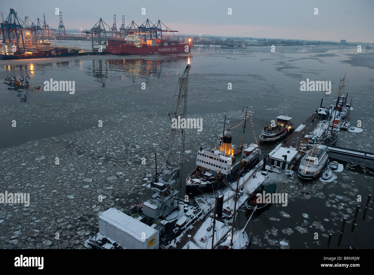 Europa Deutschland Hamburg, Fluss Elbe, HHLA Container terminal Burchardkai und Museum Port Övelgönne im Winter Stockfoto