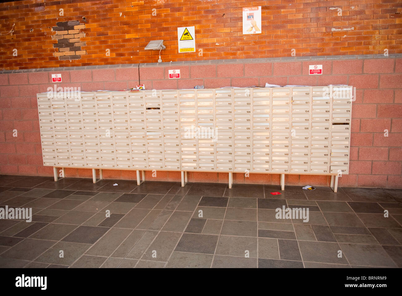 Briefkästen für große Block von Wohnungen Stockfoto