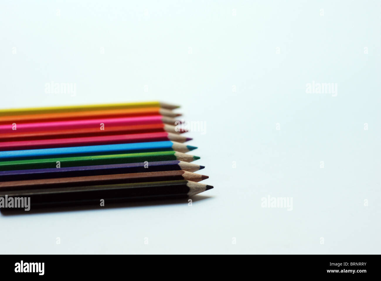 Eine Sammlung von Farbstiften Ausschnitt mit einem weißen Hintergrund - gelb, Orange rosa, rot, blau, grün, lila, braun, schwarz Stockfoto