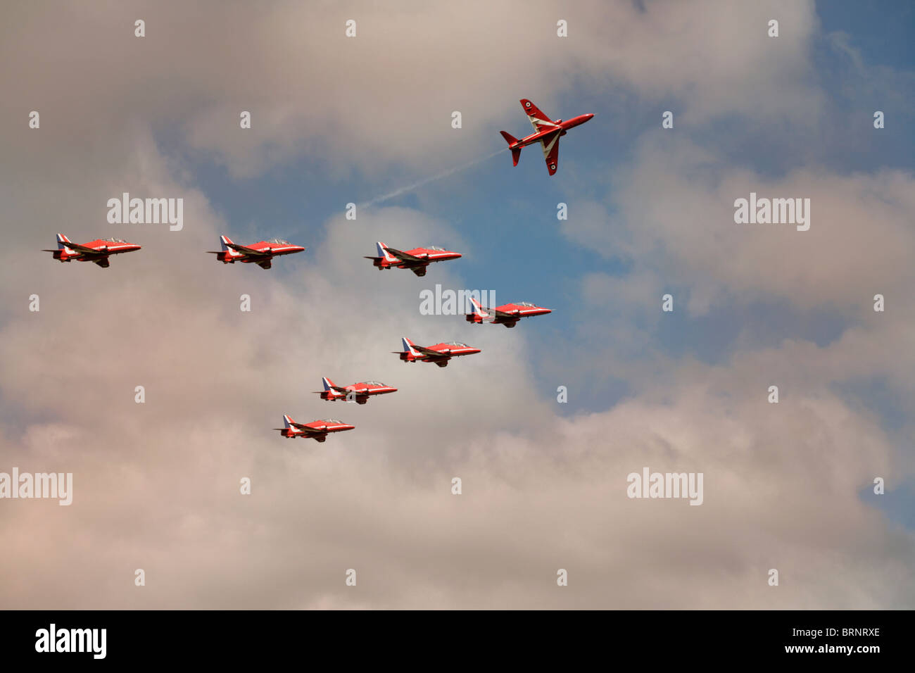 rote Pfeile zeigen Airshow V Teambildung Rauch Stockfoto
