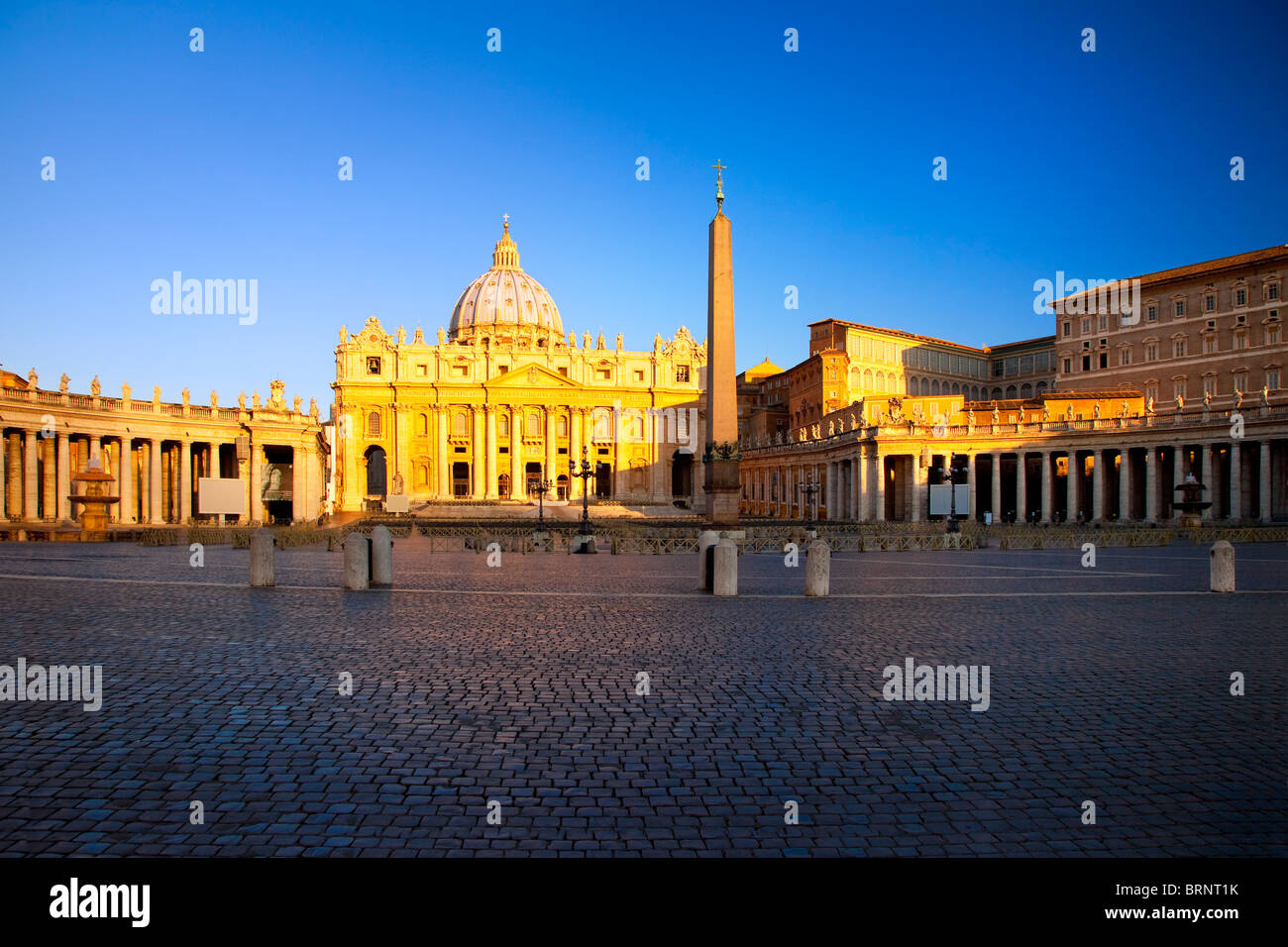 Morgendämmerung am St. Peter Basilika, Vatikanstadt, Rom Latium Italien Stockfoto