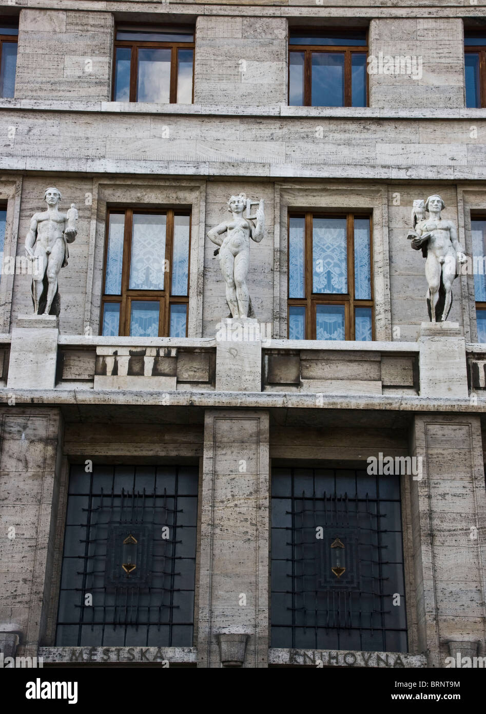 Art-Deco-Fassade der Stadtbibliothek Prag Tschechische Republik Europa Stockfoto