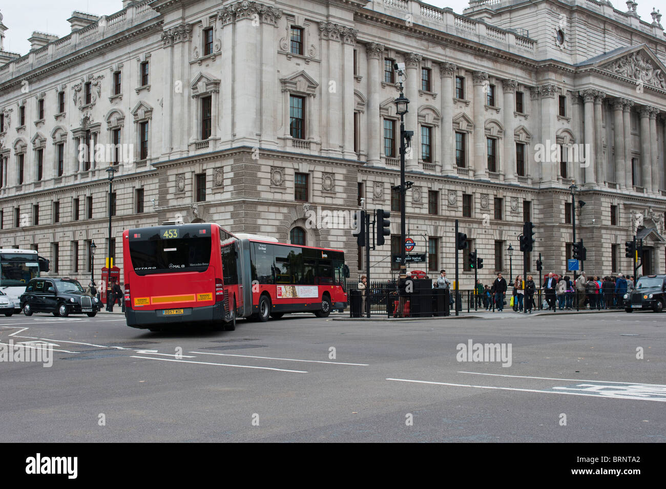 Transport für London rot kurvenreich Bus, um die Ecke vom Parliament Square in Whitehall Stockfoto