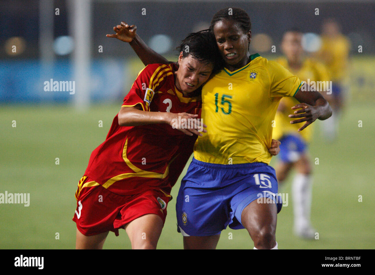 Li Jie von China (3) und Katia von Brasilien (15) Schlacht während ein 2007-Frauen WM-Fußballspiel. Stockfoto