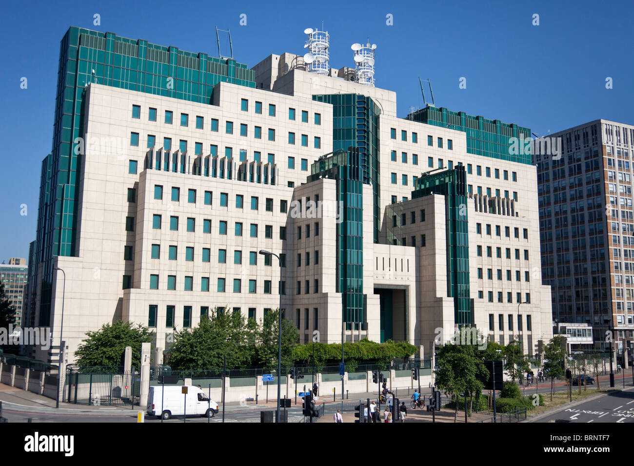 SIS oder MI6 Building, 85, Albert Embankment, London, England, Vereinigtes Königreich Stockfoto
