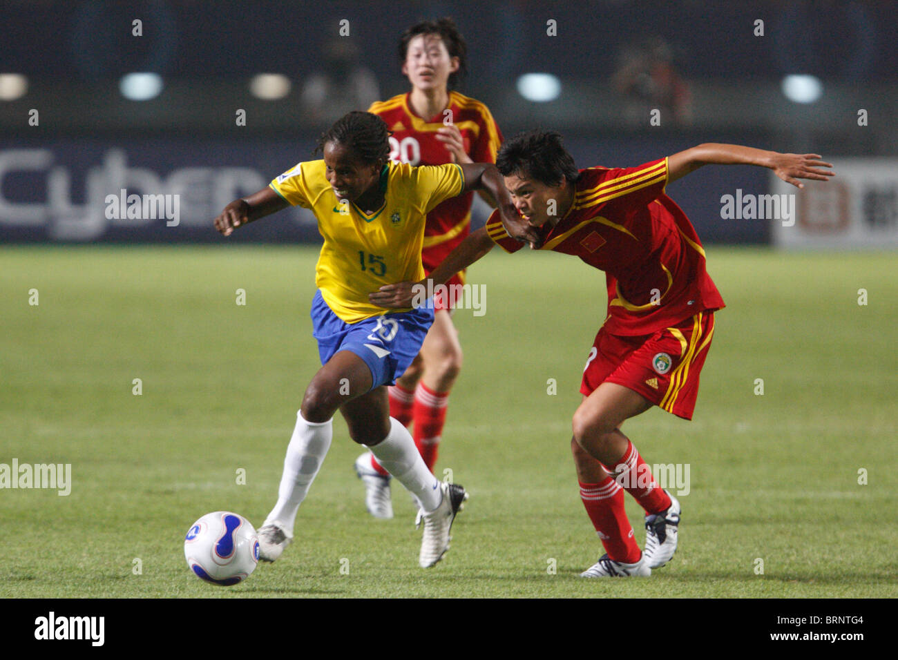 Katia aus Brasilien (l) steuert den Ball gegen Li Jie von China (r) während ein 2007-Frauen WM-Fußballspiel. Stockfoto