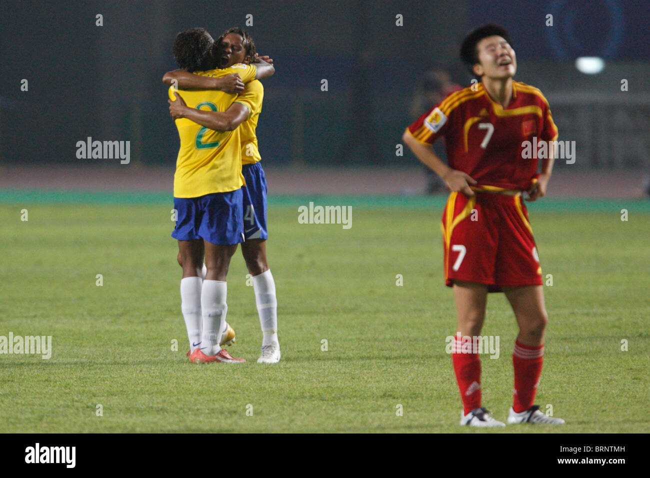 Elaine (2) und Tania (4) von Brasilien feiern nach dem Sieg über China in ein 2007-Frauen WM-Fußballspiel. Stockfoto