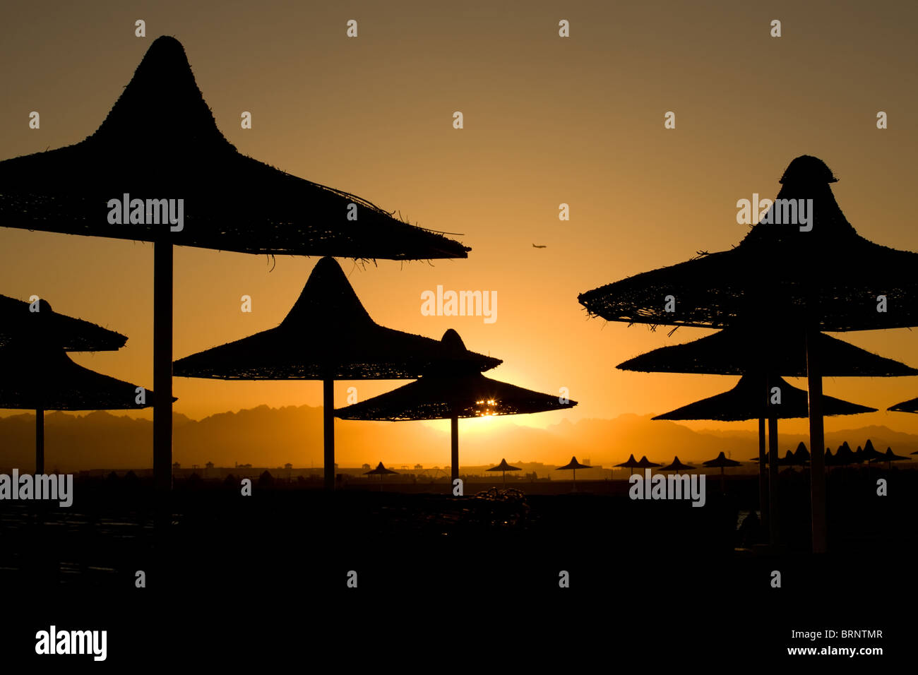 Blick auf den Sonnenuntergang Strand am Meer Resort, Hurghada, Ägypten Stockfoto