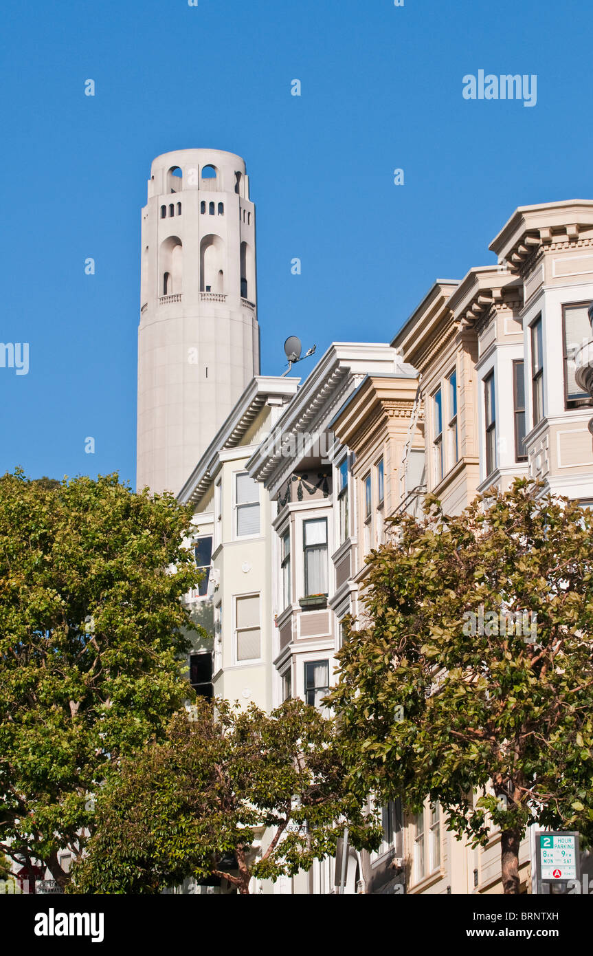 Viktorianische Häuser vor Coit Tower und Aussichtsturm, San Francisco, Kalifornien, USA Stockfoto