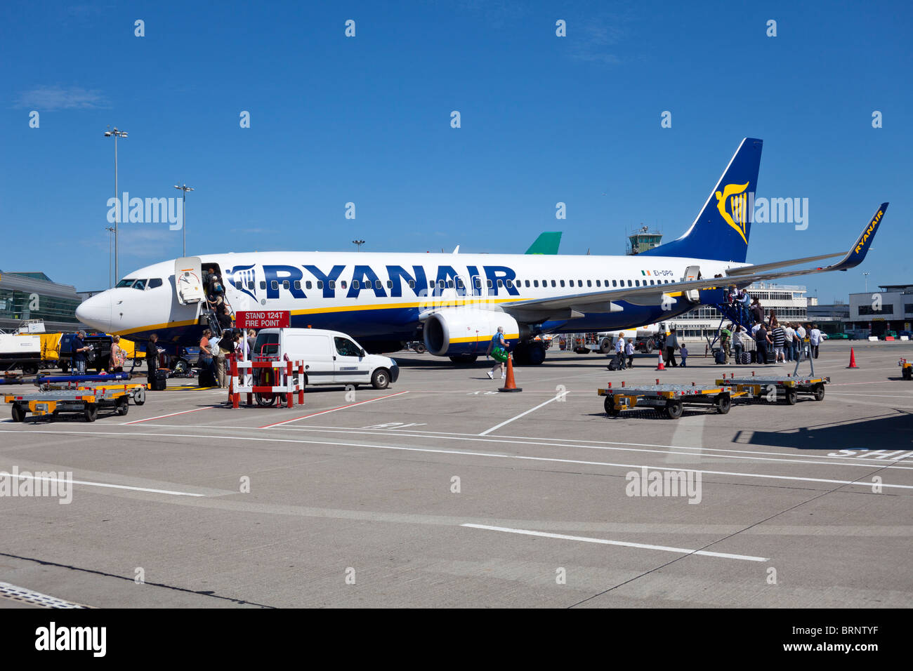 Fluggästen, die RyanAir-Flug, Flughafen Dublin, Irland Stockfoto