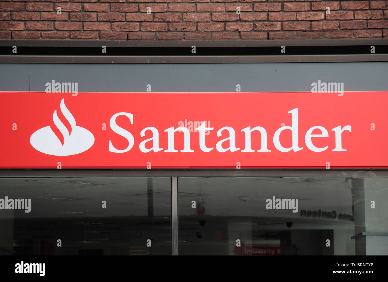 Das Logo & Namen Santander über einer ehemaligen Abtei-Niederlassung in London, UK. Stockfoto