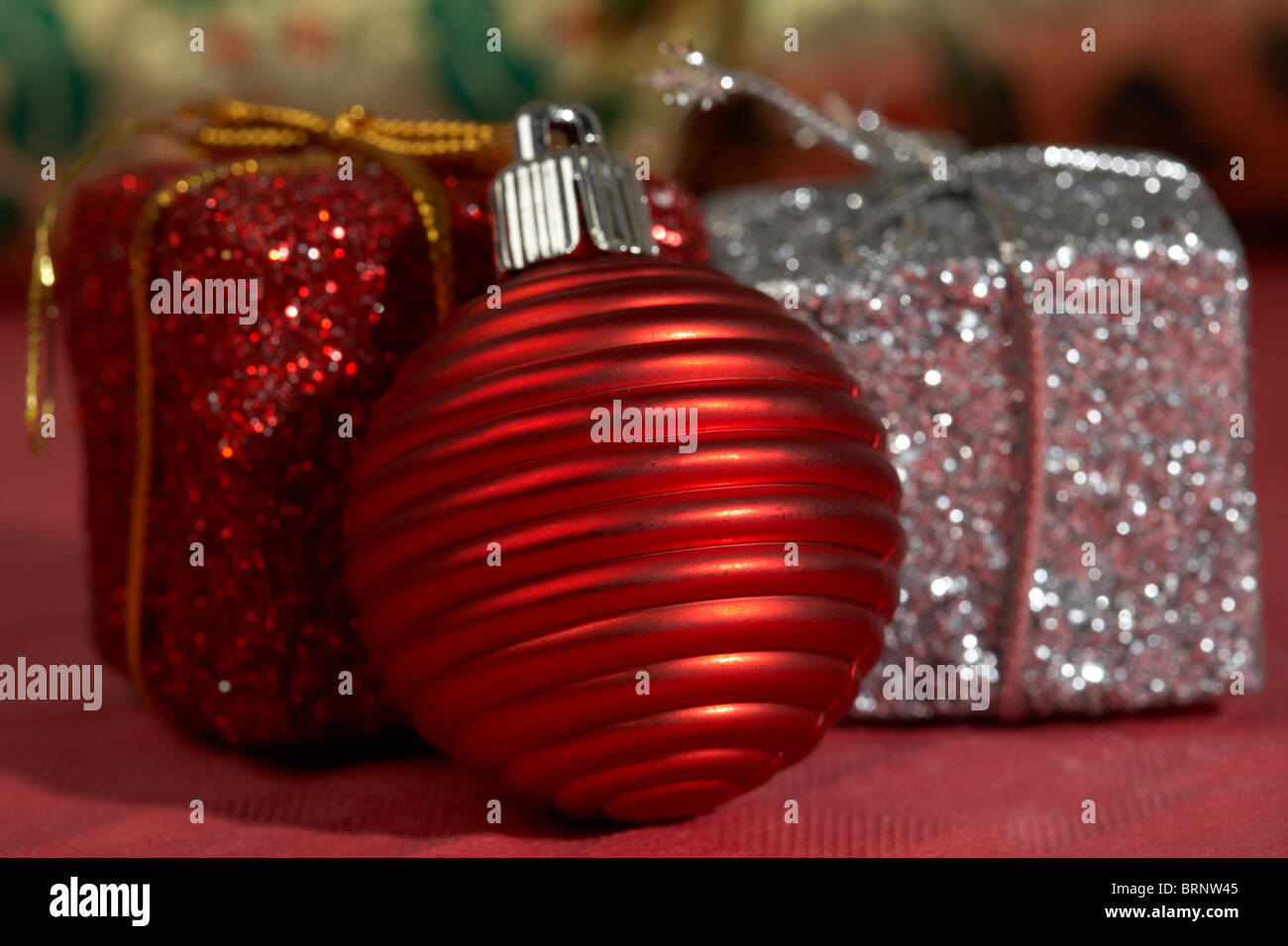 Christbaumschmuck ausgelassen auf Baum Stockfoto