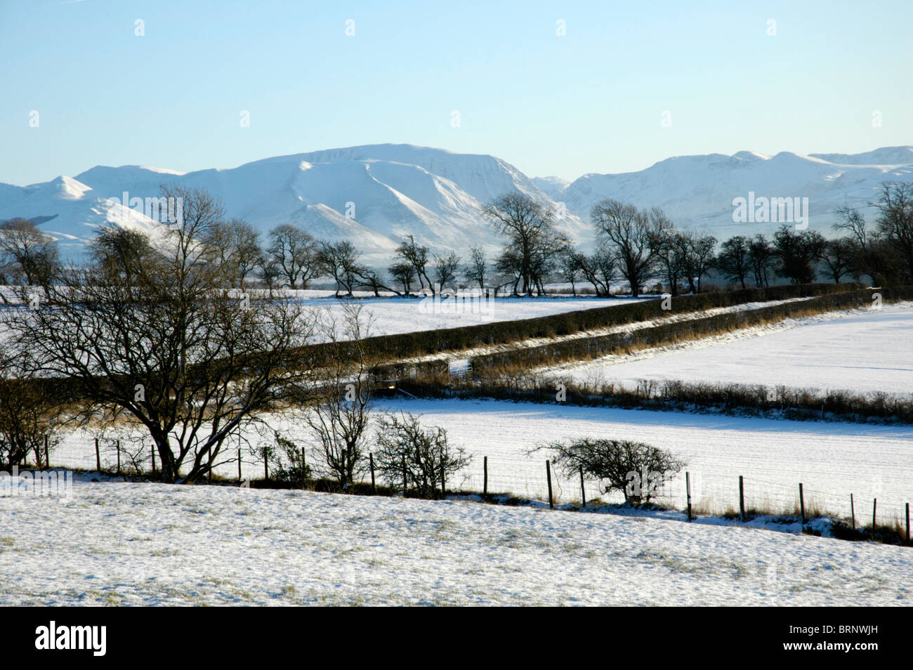 Eine Winterlandschaft im ländlichen Cumbria mit Blick auf den westlichen Fjälls in den Lake District National Park Stockfoto