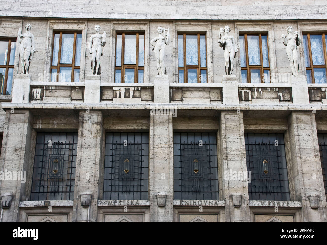Art-Deco-Fassade der Stadtbibliothek Prag Tschechische Republik Osteuropa Stockfoto