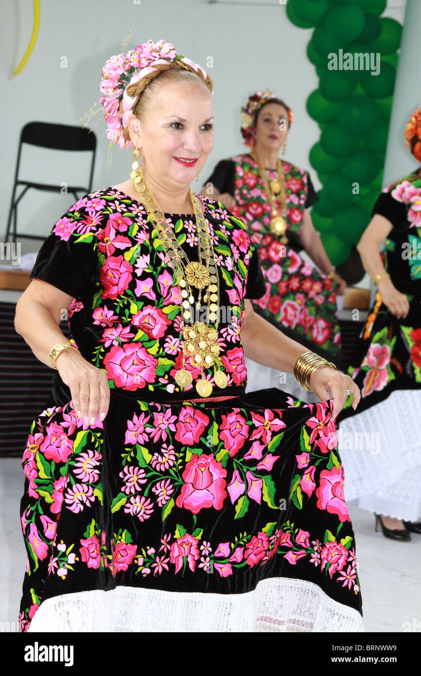 Mexikanische Tänzer mit einem schönen Kleid aus Oaxaca Stockfoto