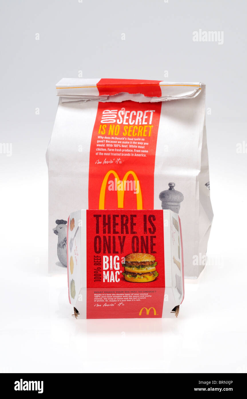 McDonald's fast food Takeaway Papiertüte mit einem Big Mac Karton auf weißem Hintergrund Stockfoto