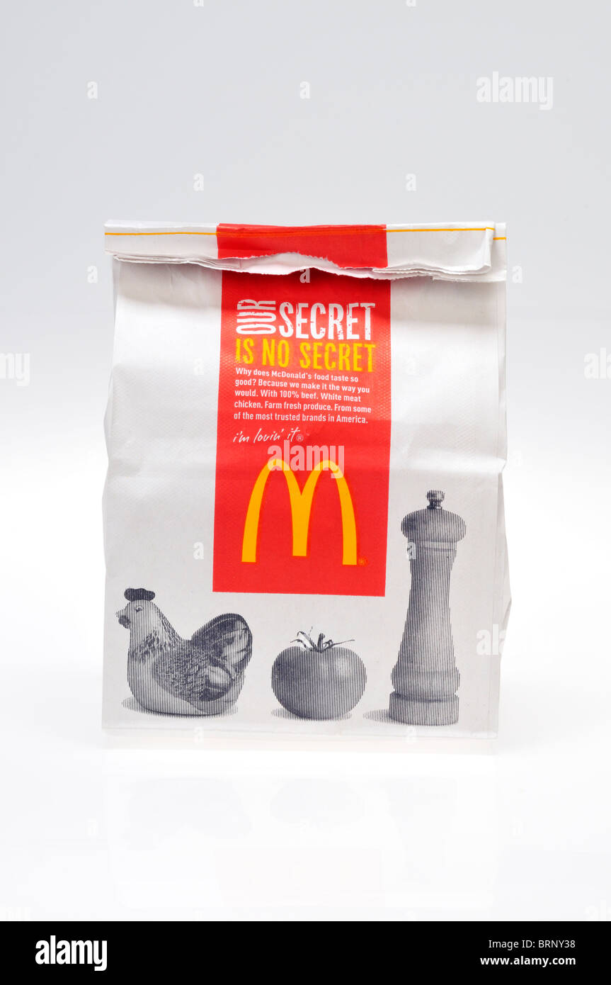McDonald's-Fast food Papiertüte auf weißem Hintergrund ausschneiden Stockfoto