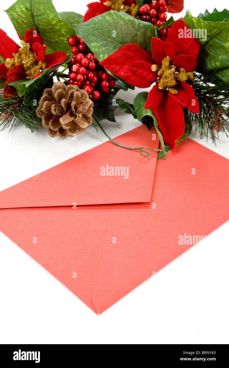 Weihnachtsdekoration und Mail, rotes Kuvert, Grußkarte Stockfoto