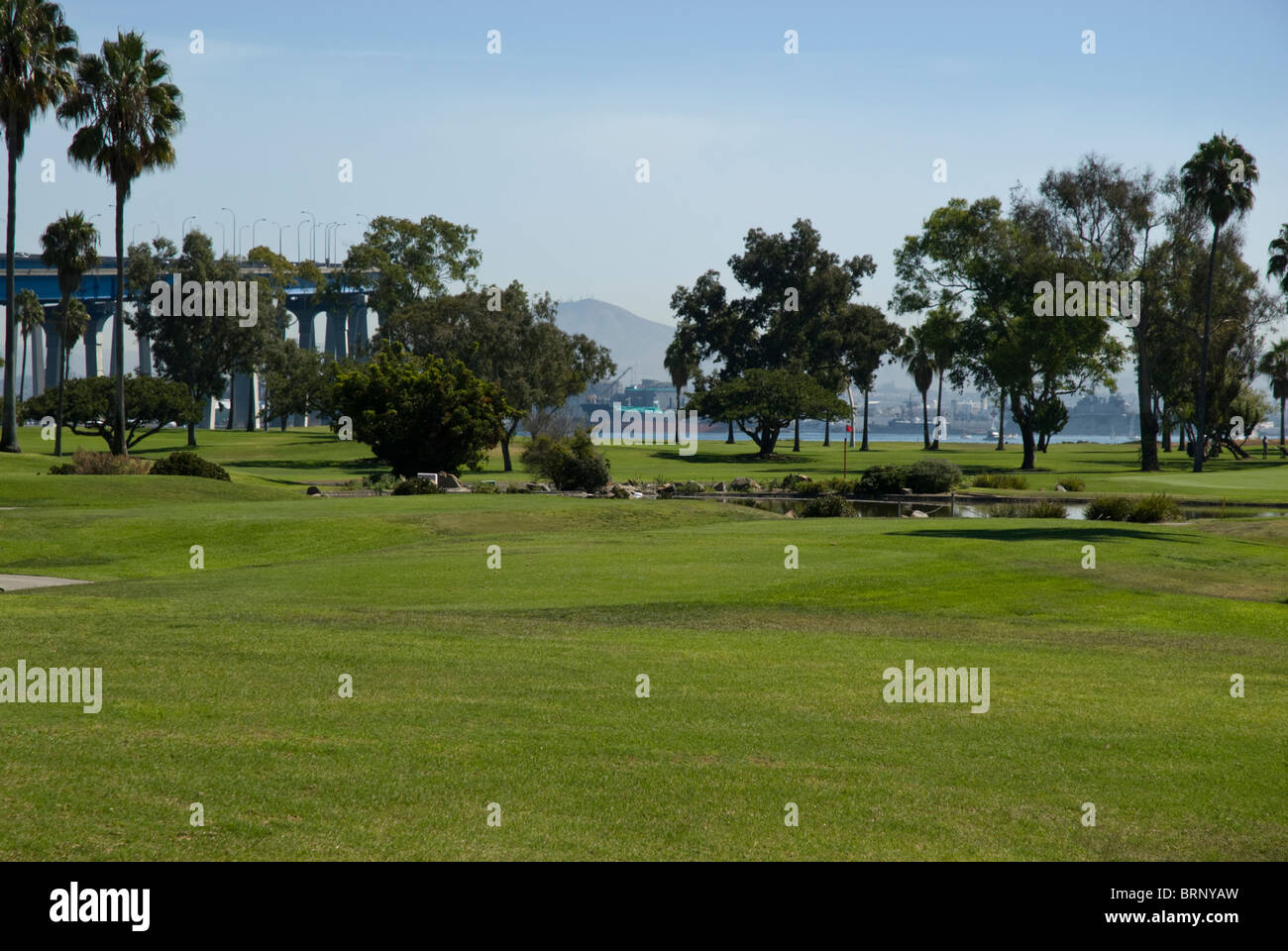 Das Coronado Municipal Golf Course liegt direkt am San Diego Bay mit Blick auf Coronado Bridge, die Skyline Hotel Del Coronado SD Stockfoto