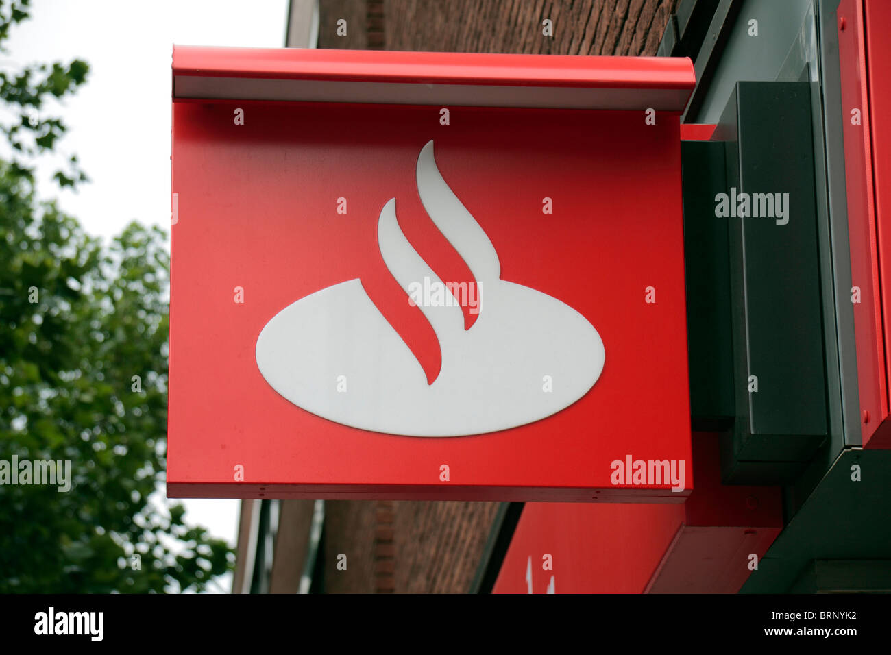 Das Logo der Banco Santander über einer ehemaligen Abtei-Niederlassung in London, UK. Stockfoto
