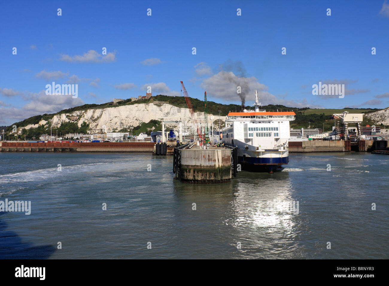 Blick auf die Küste von Dover Fährhafen und den Ärmelkanal von Sea France Passagier-Fähre, Sommer 2010. Stockfoto