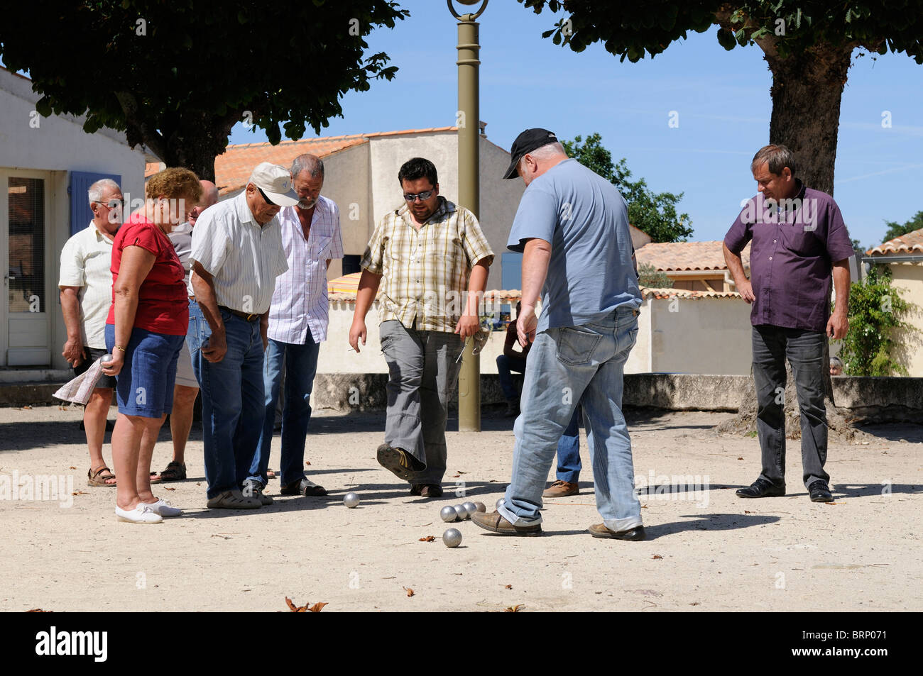 Stock Foto von Menschen spielen Boule in einem französischen Dorf. Stockfoto