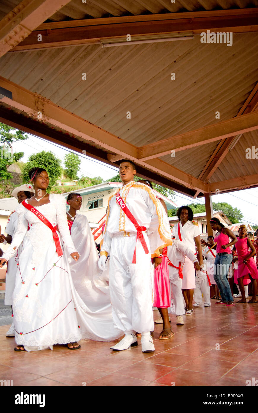 La Rose Festival am 30. August in Choiseul Saint Lucia mit König und die Königin, die Prozession führt. Stockfoto