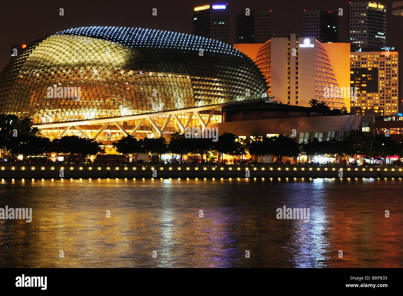 Singapur Esplanade Theater bei Nacht Stockfoto