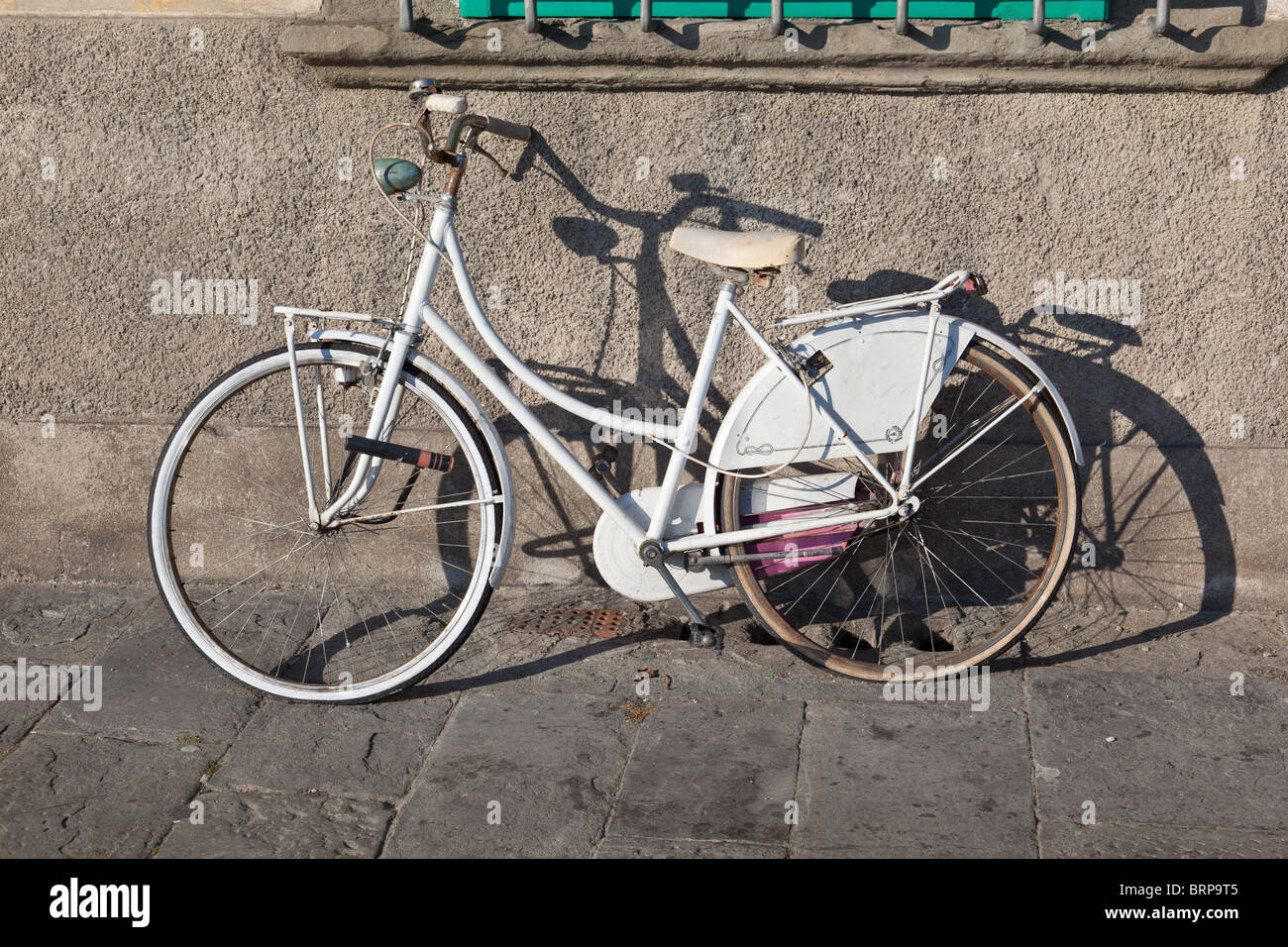 Weißen Fahrrad gelehnt Wand in Pisa, Italien Stockfoto