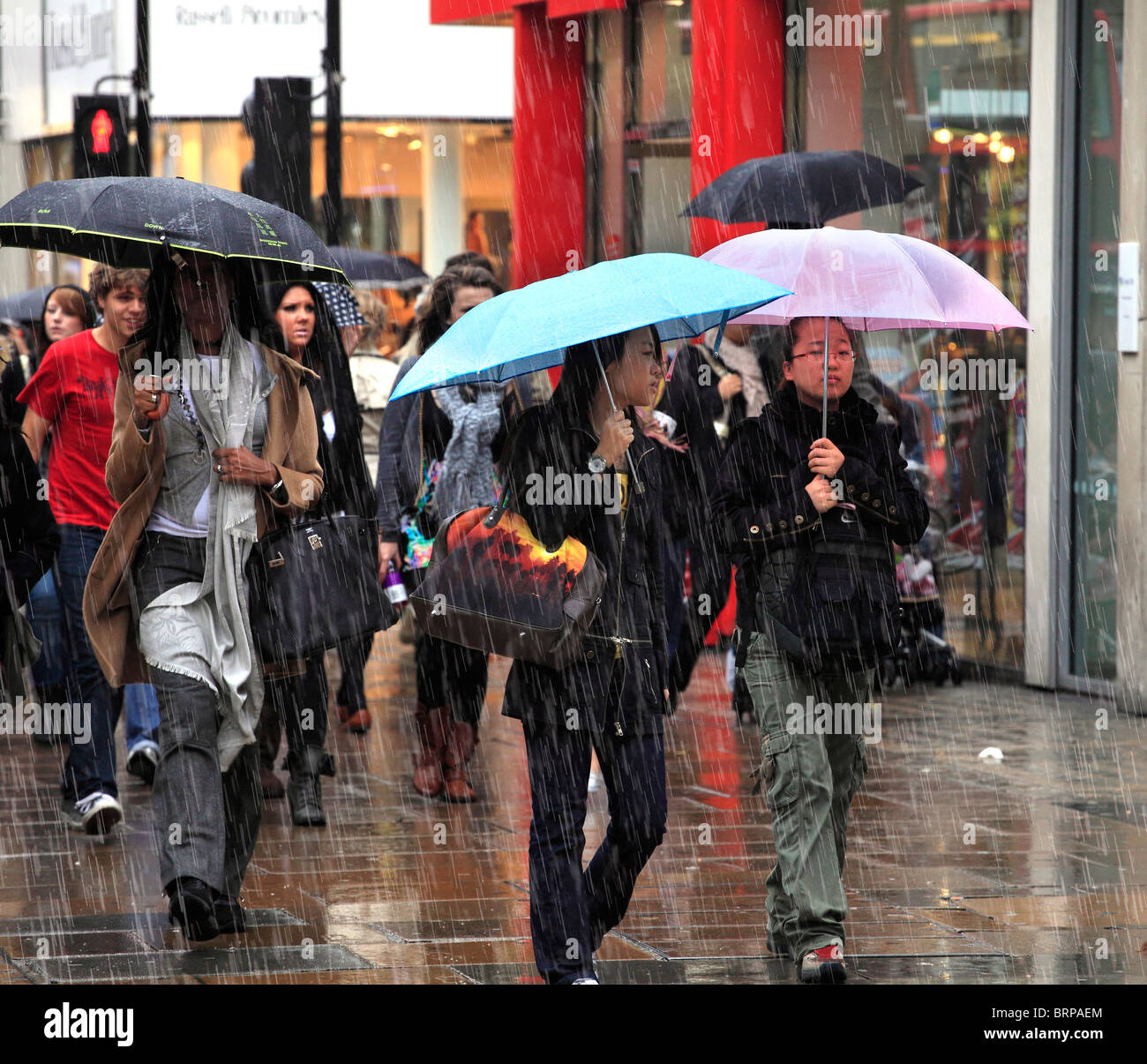 Käufer in London an einem kalten und regnerischen Tag. Stockfoto