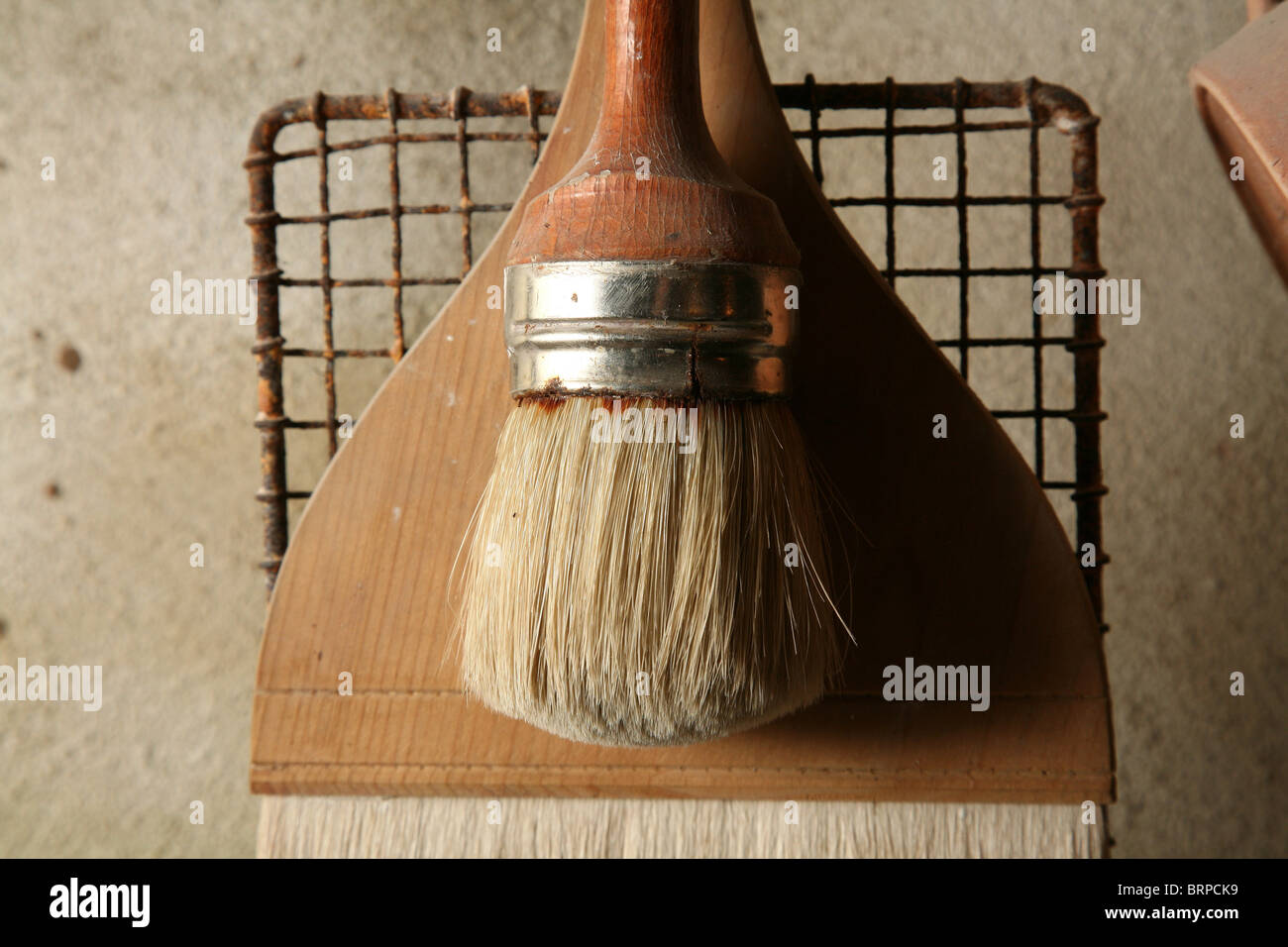 Zwei Bürsten im Potters Studio auf einem Draht-Raster-Hintergrund Stockfoto