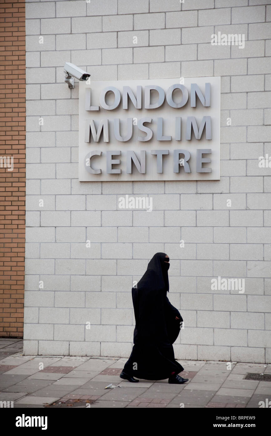 Muslimische Frau trägt eine Burka außerhalb des London muslimischen Zentrums an der Whitechapel High Street in East London. Stockfoto