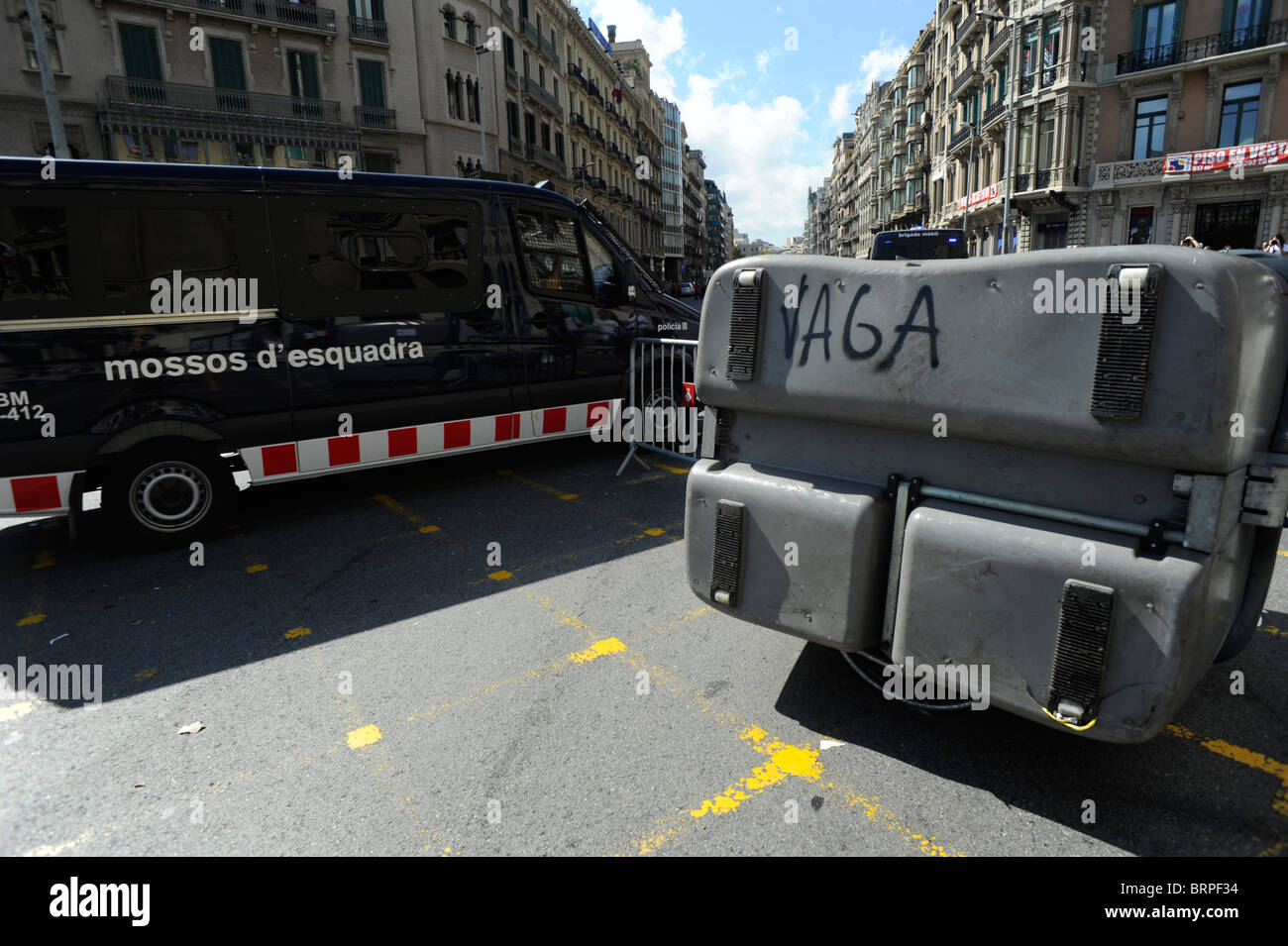 Ein Polizeiwagen bricht durch eine Barriere von Containern bei Zusammenstößen in der Stadt Barcelona während des Generalstreiks in Spanien Stockfoto