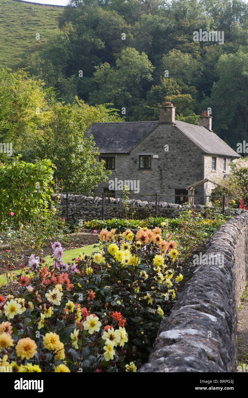 Haus und Garten, Milldale Dorf in der weißen Spitze, Derbyshire, England UK Stockfoto