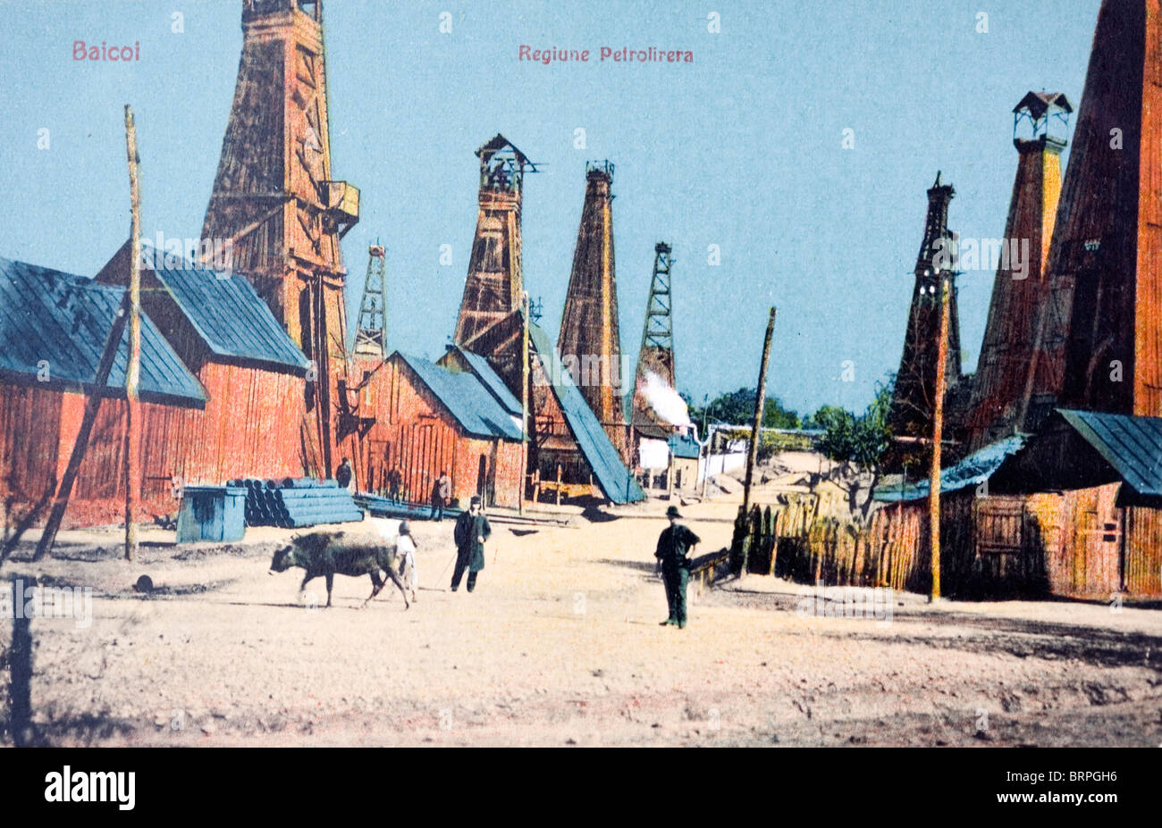 Bild des Băicoi im Prahova County, Rumänien 1918. Öl-Bohrtürme, Bauern und eine Kuh. Szene der frühen rumänischen Ölindustrie. Stockfoto