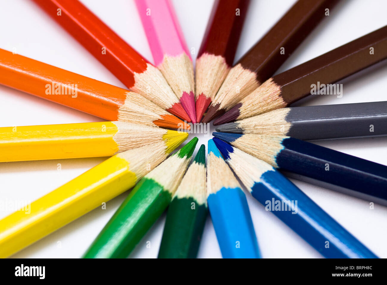 Nahaufnahme einer Auswahl von Buntstift Buntstifte, angeordnet wie ein Farbrad. Stockfoto