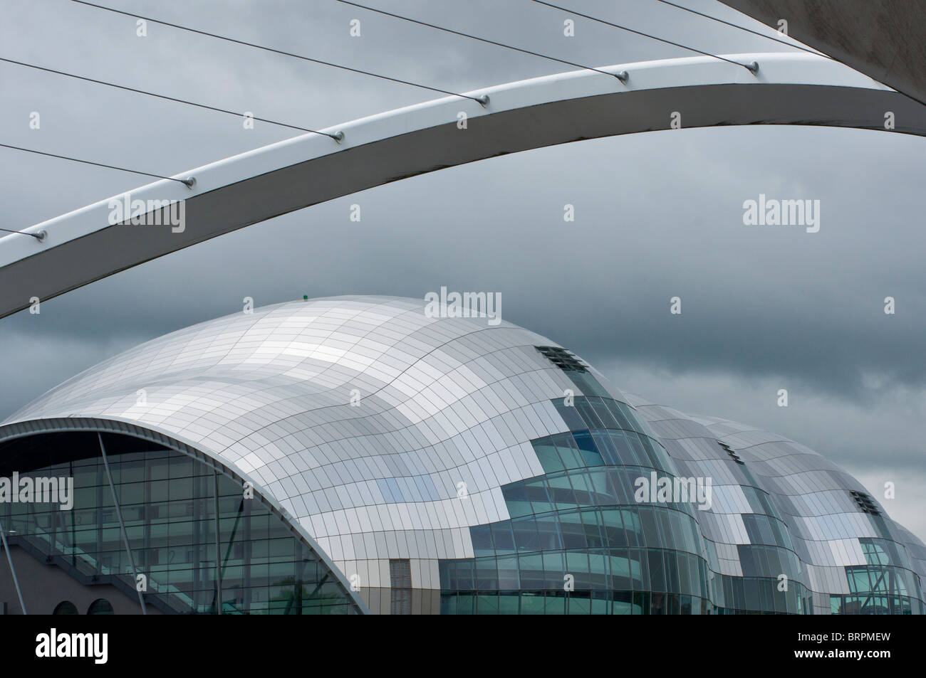 Der Salbei, Gebäude, Newcastle Upon Tyne, UK, unter eine Öffnung Millennium Bridge gesehen Stockfoto