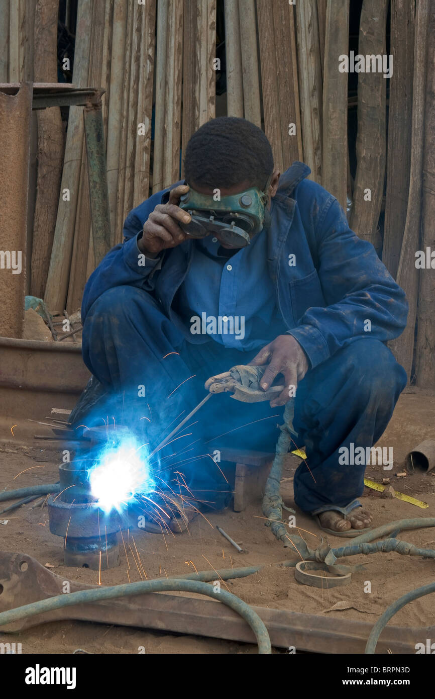 Metallarbeiter, Bealana, Sofia Region, Madagaskar. Stockfoto