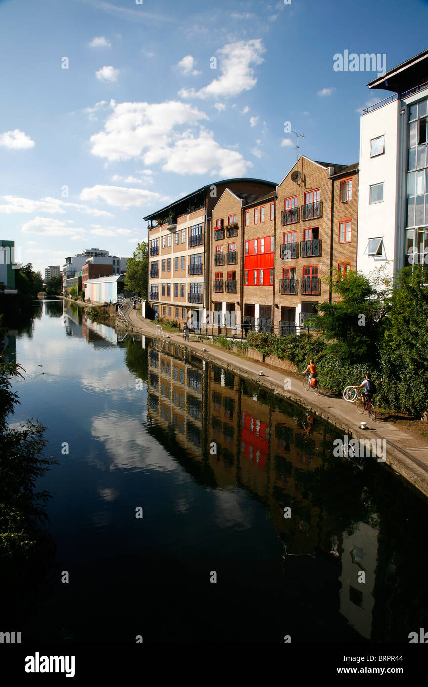 Regent es Canal in der Nähe von Kingsland Basin, De Beauvoir Town, London, UK Stockfoto