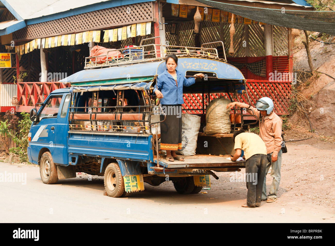 Ein paar verkaufen produzieren an einen Lieferanten produzieren, Pak Beng, Laos Stockfoto
