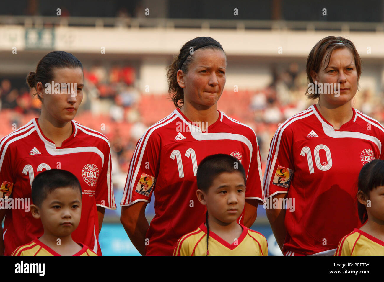 Dänische Spieler Line-up Team Einführungen vor dem Start von einem 2007-Frauen-WM-Spiel gegen Neuseeland. Stockfoto