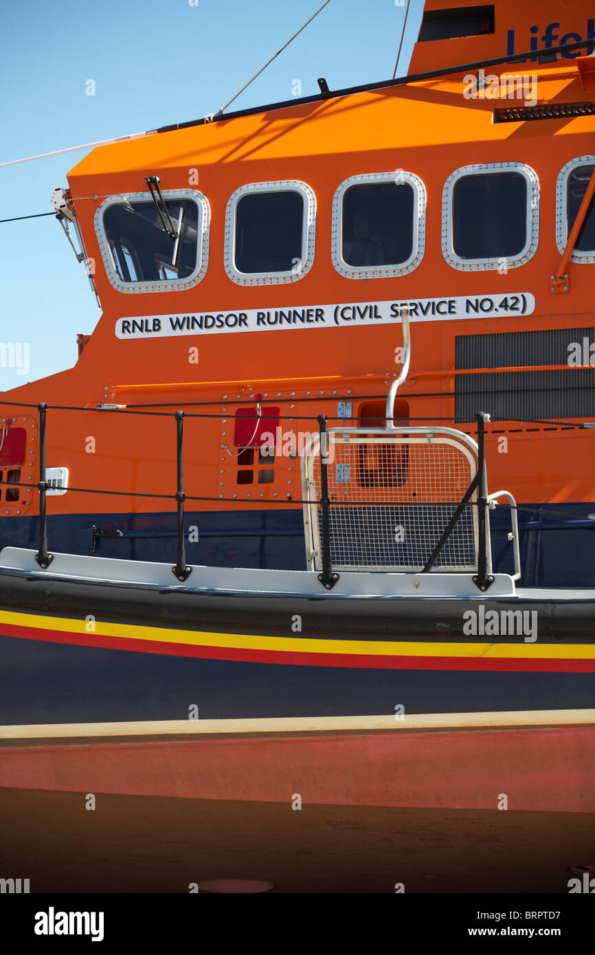 RNLI Lifeboat RNLB Windsor Runner (öffentlicher Dienst Nr. 42) in Poole, Dorset, Großbritannien im August Stockfoto