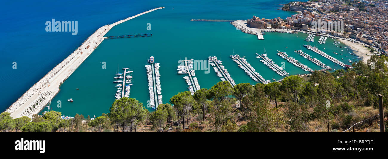 Blick auf den Hafen von Castellammare del Golfo und Stadt auf der rechten Seite, Sizilien, Italien Stockfoto