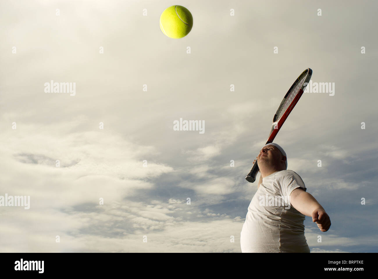 Große Tennis-Spieler mit riesigen Schläger Stockfoto