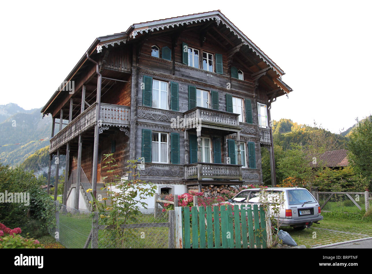 Sehr altes Schweizer Haus mit Holzschnitzerei Fassade im Dorf Wilderswil Berner Oberland Schweiz Stockfoto