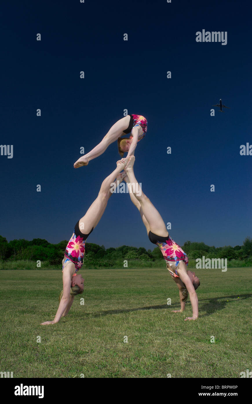Akrobatischen Truppe Bewegungen durchführen Stockfoto