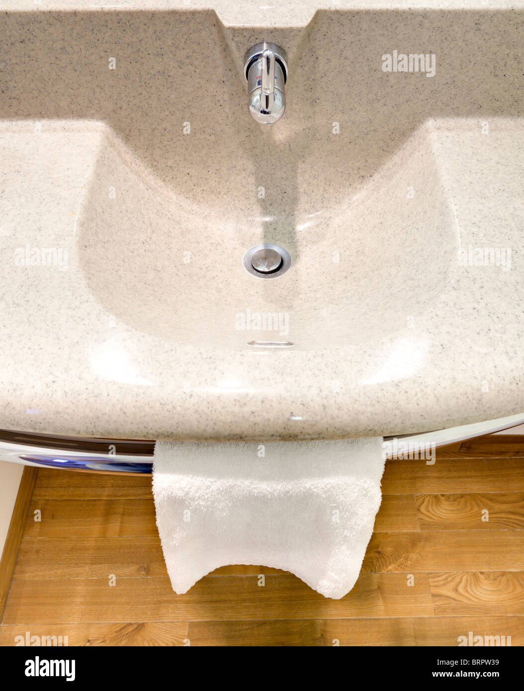 Spüle Wasserhahn und Handtuch in einem Hotel-Badezimmer Stockfoto