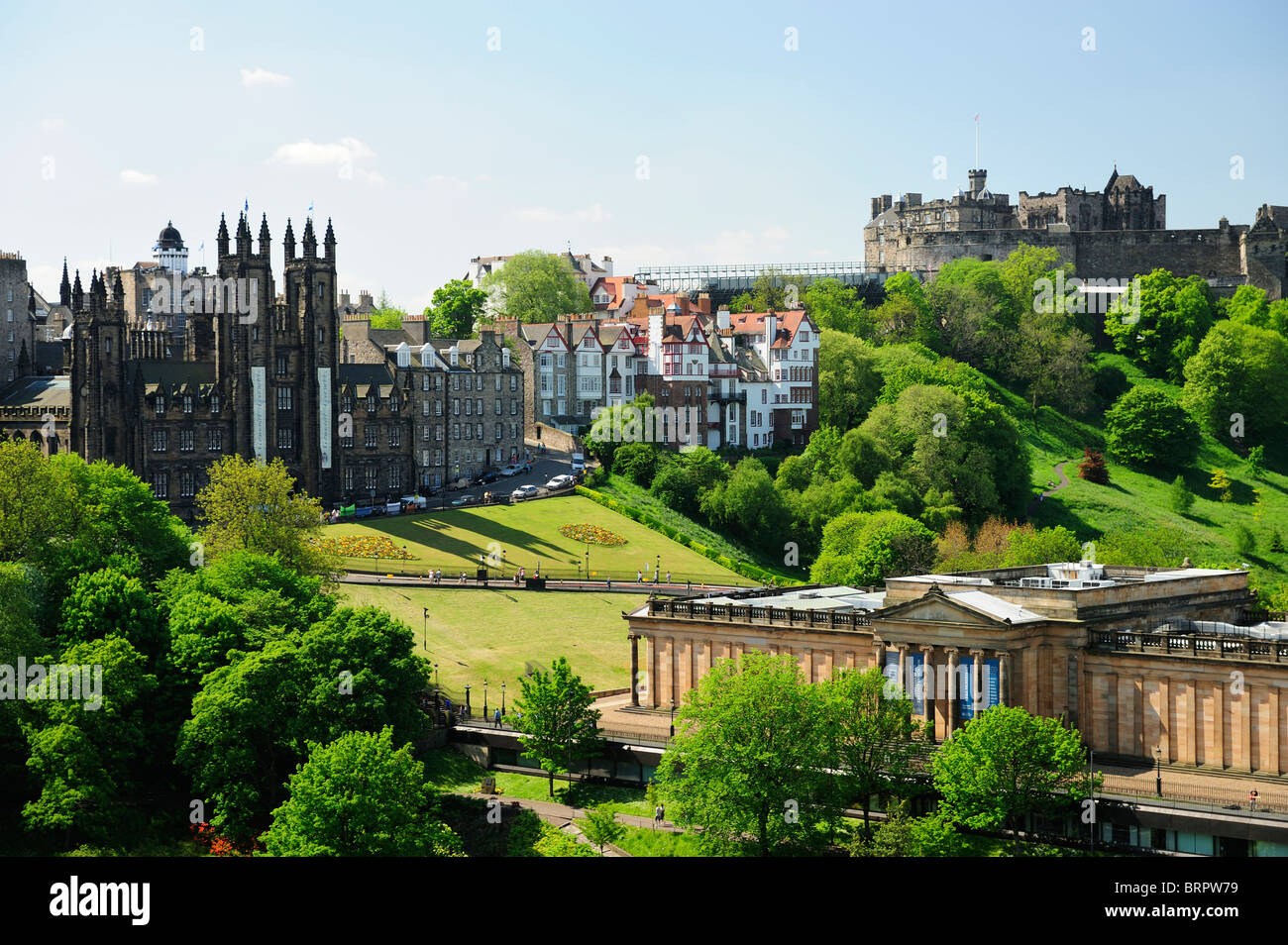 Die Hügel, die Burg und die Nationalgalerie vom Scott Monument in den Princes Street Gardens, Edinburgh, Schottland Stockfoto