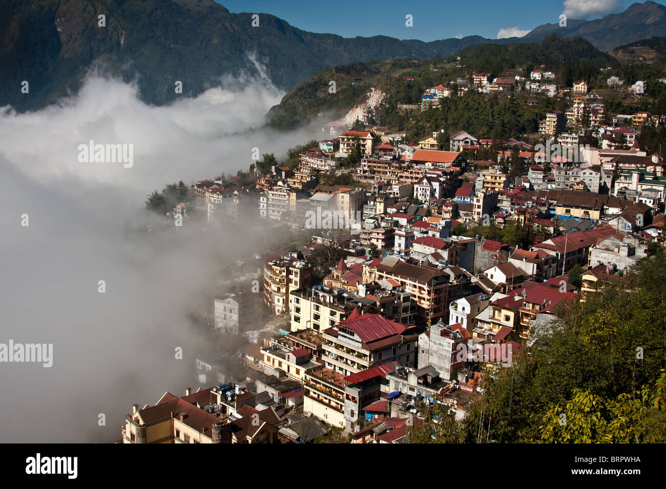 Ein Stadtbild Ansicht von Sapa, Vietnam mit Rollen im Nebel Stockfoto